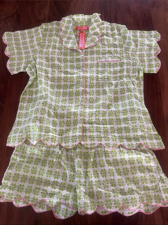 Brooks Ave Other - NWT Brooks Avenue Green Scalloped Pajama Set w/ Matching Bag Large